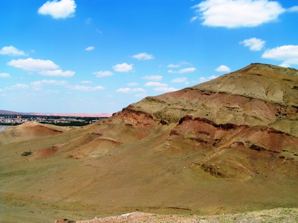 上三叠纪沉积物（红色）与中央大西洋岩浆省（棕色）的玄武岩交替，位于阿特拉斯山脉（摩洛哥）