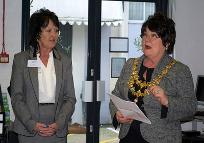 2012年SOS办公解决方案绿色博览会上，总经理崔西·史密斯(左)和市长Cllr简·库珀(右)。朱迪·卡琳·史密斯拍摄。