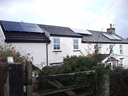 农场小屋屋顶上的太阳能电池板