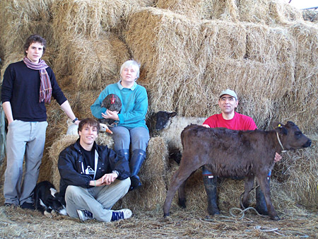 苏塞克一家，R-L，保罗，他的妻子西莉亚，儿子本和乔，还有曼博，他们的狗和一些农场动物