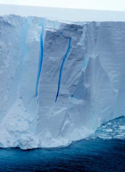 这种观点的外海南极洲的浮动罗斯冰架的边缘显示了一个地区的冰裂纹,可能产生冰山。