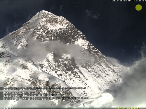 来自珠穆朗玛峰网络直播摄像头的图像