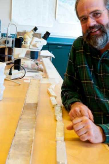 理查德·诺里斯(Richard Norris)在他的实验室里用海洋钻探计划(Ocean Drilling Program)获得的古代沉积物揭示了“超热物质”的特征，即持续数千年的变暖事件改变了沉积物的成分和颜色。左图中深色的大型沉积物岩芯样本描绘了5500万年暖化事件的开始和结束，当时海洋温度的变化改变了海洋生物的组成