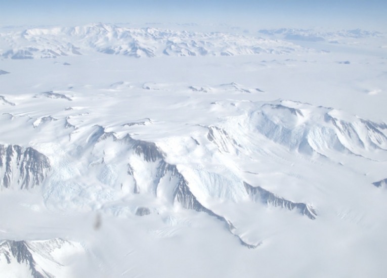从下面的建筑 - 南极洲的冰床翻转冰川学家在他们的头上的想法