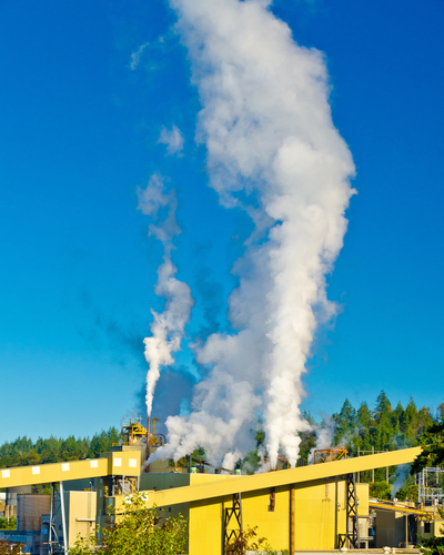 加拿大不列颠哥伦比亚省鲍威尔河的发电厂产生烟雾