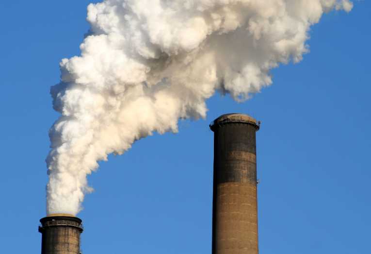 中国，世界上最大的温室气体发射器引入了更多的污染控制