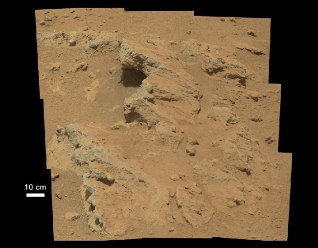 NASA的好奇心漫游者发现了在几个地点的火星上一条古老而流动的溪流的证据，其中包括此处所示的岩石露头，科学团队将其命名为