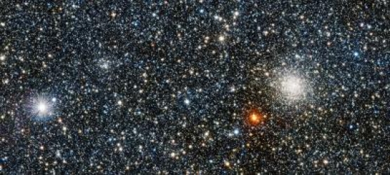 来自Vista的此图像是VISTA变量的一小部分，在VIA Lactea（VVV）调查中，系统地研究了红外光线中的银河系中的中心部分。在右侧谎言，球形星簇UKS 1和左侧呈现了更少显眼的新发现，VVV CL001  - 一个先前未知的球状，在写作时的银河系中只有160个已知的球状簇之一。新的球状出现为从左边缘的图像宽度的宽度的微弱分组，以及从底部到顶部的大约60％的方式