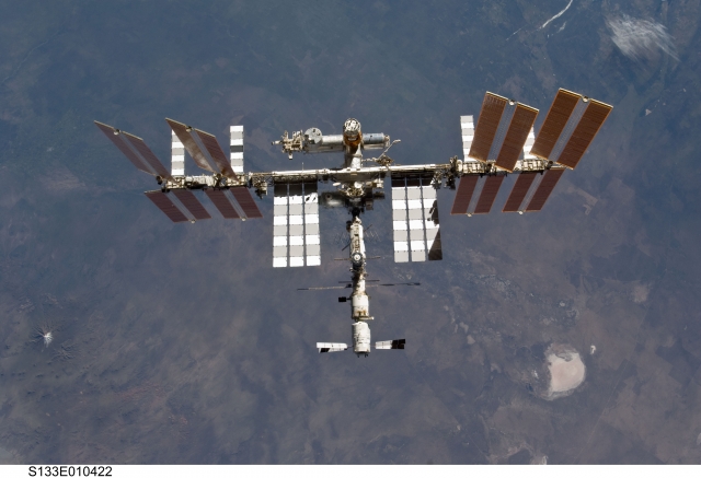 在车站和班车在停机后的相对分离后，在STS-133船员拍摄的这个图像中拍摄了国际空间站，由Sts-133船员拍摄的空间班车会员拍摄。在2011年3月7日的12:00 CET中取消了两种航天器。发现八天，16小时，附有轨道实验室的46分钟。美国宇航局照片S133-E-010422;信用：美国宇航局