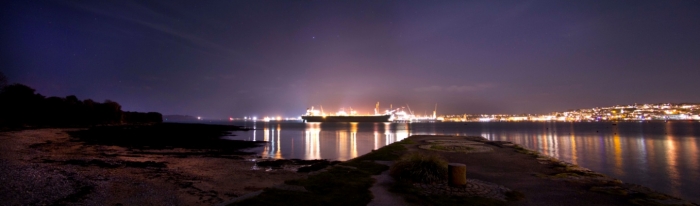 法尔茅斯巨大的天然港口的灯光