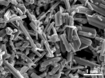 二氧化锰纳米棒用于制作易翠的新电池的正极，该电池通过淡水和盐水的盐度对比来发电。