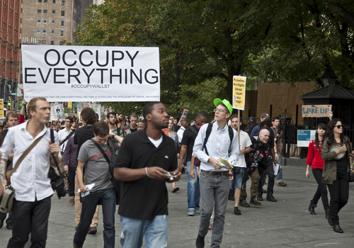 占领华尔街(OWS)示威者在纽约曼哈顿下城举行“占领华尔街”游行