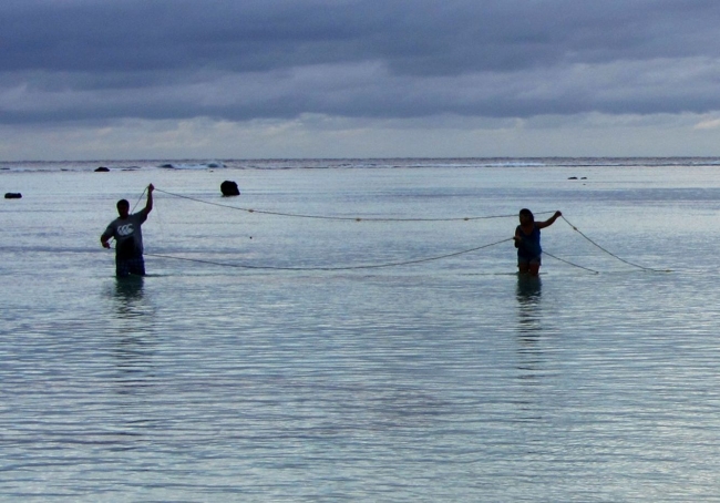 在库克群岛的艾图塔基岛上钓鱼