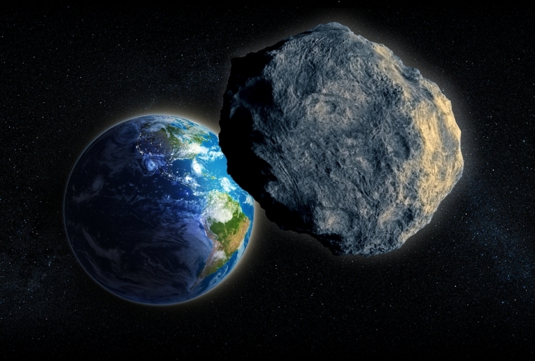 小行星小房子和飞机载体的大小通过地球
