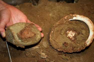 中石器时代赭色的工具包和车间在布隆伯斯洞穴中找到