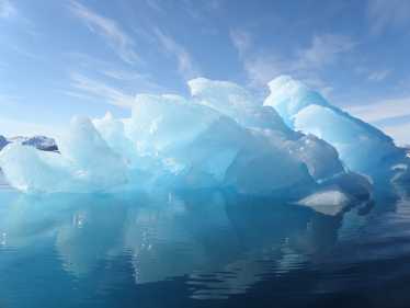 落下的冰雪覆盖妨碍北极的反光能力