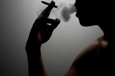 清晨吸烟者患癌症的风险更高
