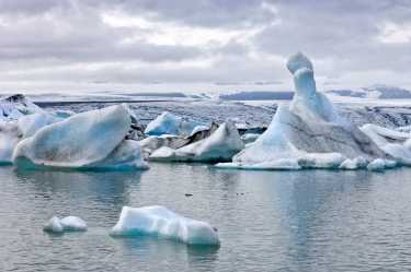 融化的冰山与二氧化碳的吸收