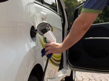 制造商表示，新的汽车充电标准将刺激电动汽车市场