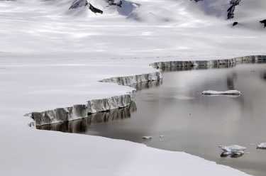 南极西部冰架——来自崩塌的推动和推动?