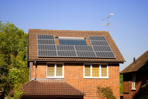 屋顶上的太阳能电池板，但饲料关税设置为减少