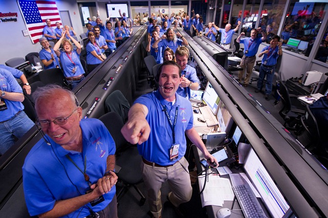 美国宇航局技术人员在Mars Science实验室（MSL）的好奇心触地得分庆祝活动在MSL任务支持区