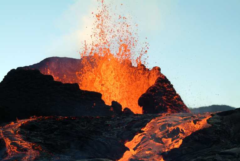 挖掘高温地热能的火山