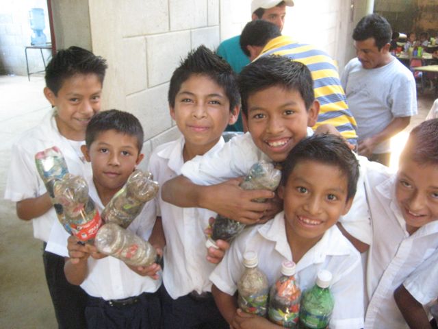 在危地马拉塑料瓶中充满了垃圾，可以帮助建立急需的学校，美国和平军团志愿者贾斯汀·哈格希尔·伊格莱斯·哈尔格希尔一直在研究一个这样的项目