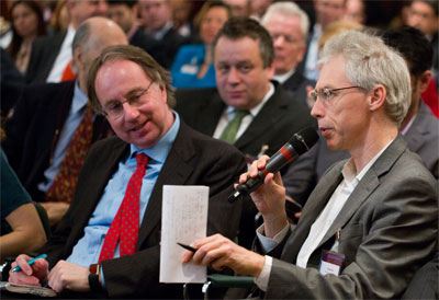 朱利安·杰克逊（Julian Jackson）（左）在绿色和平组织的道格·帕尔（Doug Parr）问一个有关核电的问题